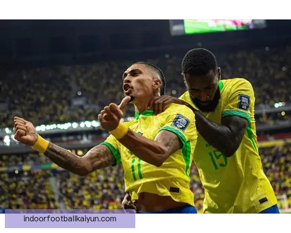 拉菲尼亚任意球破门，展现定位球威胁能力